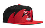 Chicago Bulls Mitchell & Ness SharkTooth SnapBack - Black, Red